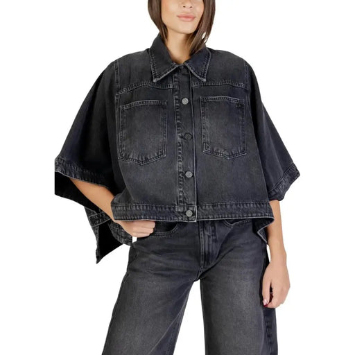 Veste cape en denim noir Colcci pour femme, à manches larges et boutons