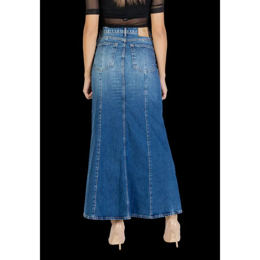 Jupe longue en denim Colcci pour femme, délavage moyen, ourlet évasé et poches arrière