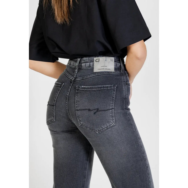 Jean Colcci pour femme, en coton noir stretch, taille haute gris foncé, légèrement délavé et orné d'une étiquette de marque à la ceinture.