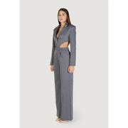 Combinaison Colcci pour femme, grise à rayures, en polyester, col V, composée d'un blazer court gris à fines rayures et d'un pantalon à jambes larges.