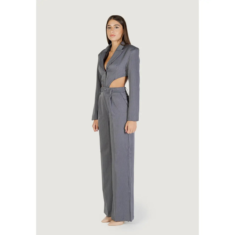 Combinaison Colcci pour femme, grise à rayures, en polyester, col V, composée d'un blazer court gris à fines rayures et d'un pantalon à jambes larges.