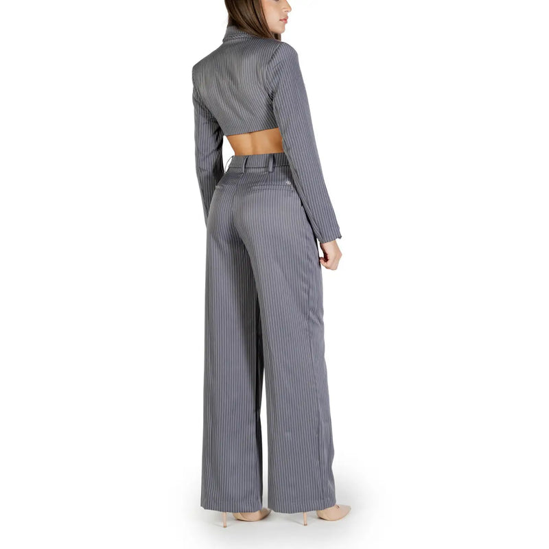 Un élégant costume deux-pièces gris à fines rayures avec un haut court à manches longues top et un pantalon à jambes larges en polyester de Colcci