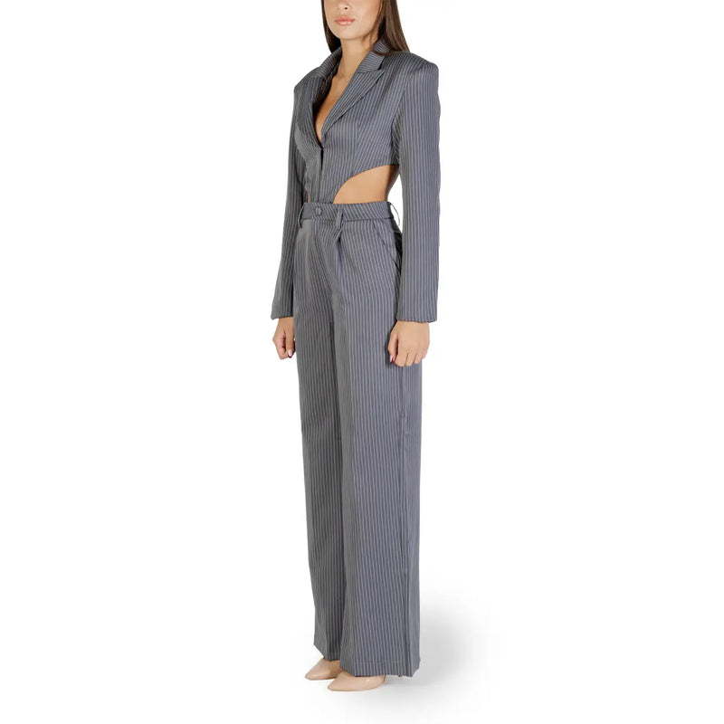Ensemble deux pièces Colcci pour femme, gris à rayures, composé d'une veste courte et d'un pantalon large en polyester.