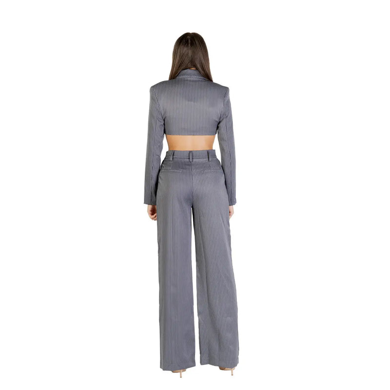 Ensemble deux pièces Colcci pour femme, gris à rayures, composé d'une veste courte et d'un pantalon à jambes larges en polyester.