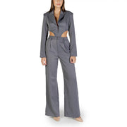 Ensemble deux pièces Colcci pour femme, gris rayé, en polyester, avec blazer court à découpes latérales et pantalon à jambes larges.