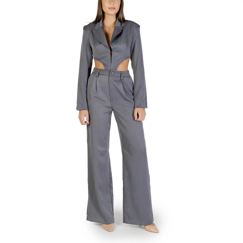 Ensemble deux pièces Colcci pour femme, gris rayé, en polyester, avec blazer court à découpes latérales et pantalon à jambes larges.