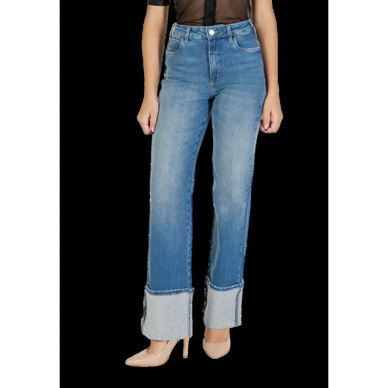 Jean Colcci pour femme, bleu coton, coupe slim, taille haute, ourlets retroussés et jambes droites.