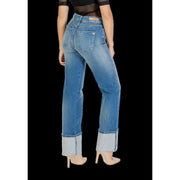 Derrière un jean Colcci pour femme, bleu coton, coupe slim, denim délavé moyen et ourlets roulés