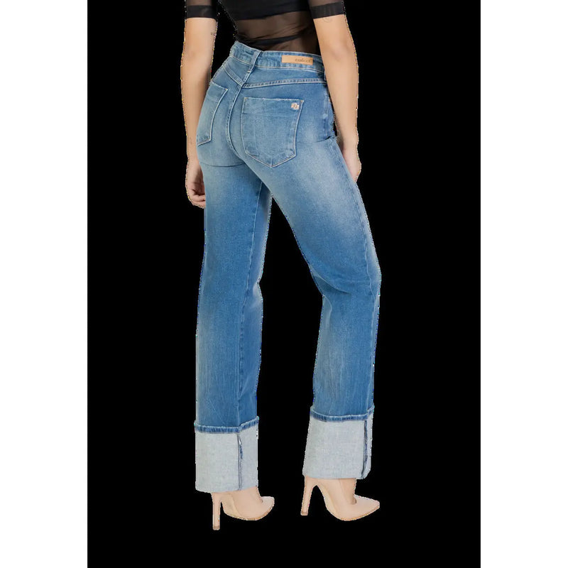 Derrière un jean Colcci pour femme, bleu coton, coupe slim, denim délavé moyen et ourlets roulés