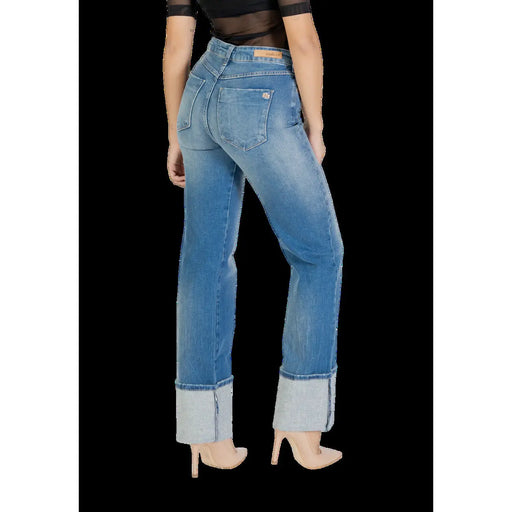 Derrière un jean Colcci pour femme, bleu coton, coupe slim, denim délavé moyen et ourlets roulés