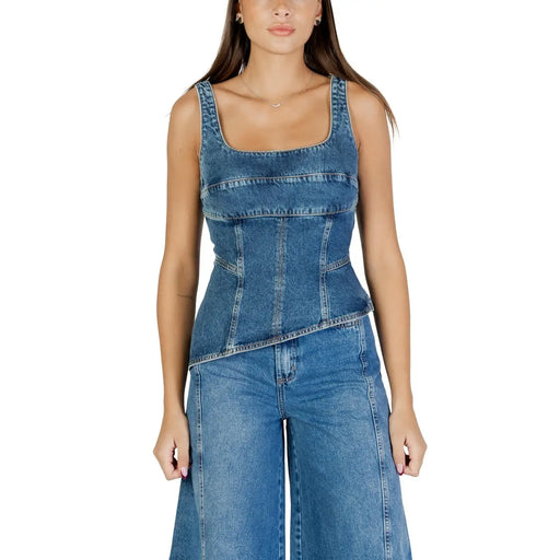 Corset en denim bleu clair Colcci pour femme top avec encolure carrée et coutures structurées article 036.11