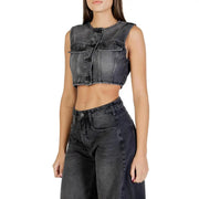 Gilet court sans manches en denim noir Colcci pour femme, avec fermeture boutonnée et poches avant, idéal pour la superposition.