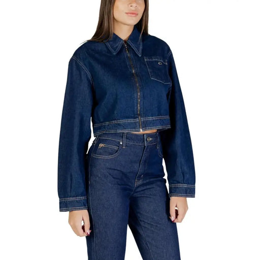 Veste courte zippée en denim bleu foncé Colcci pour femme, avec poche poitrine