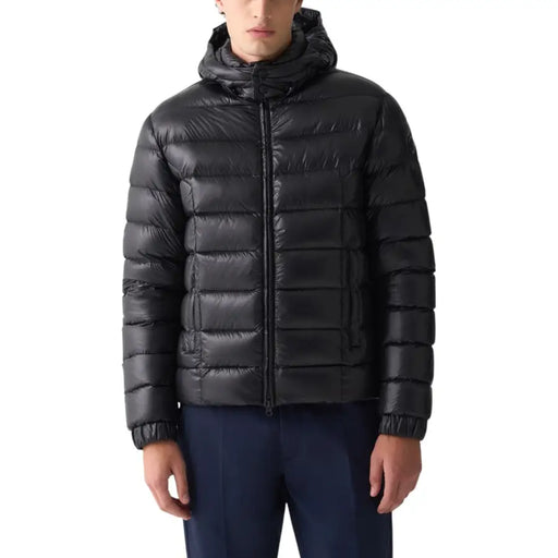 Doudoune noire à capuche et matelassée, marque Moncler.