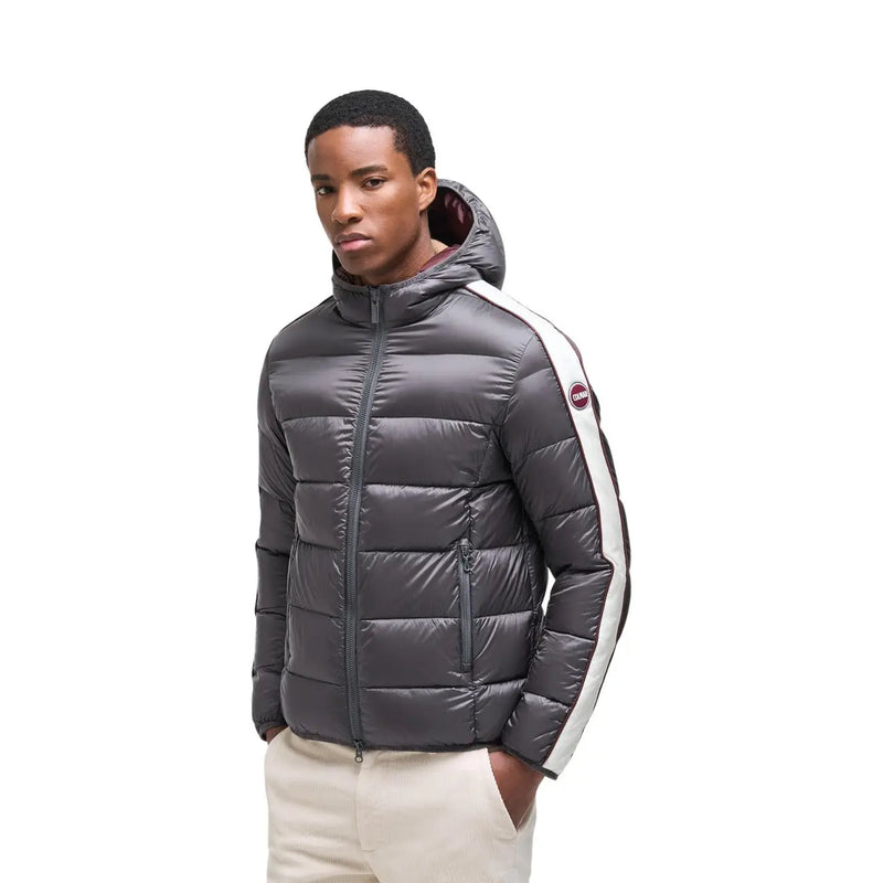 Doudoune Colmar Originals pour homme, gris foncé avec bande blanche sur la manche et logo rouge sur la manche, vue de profil