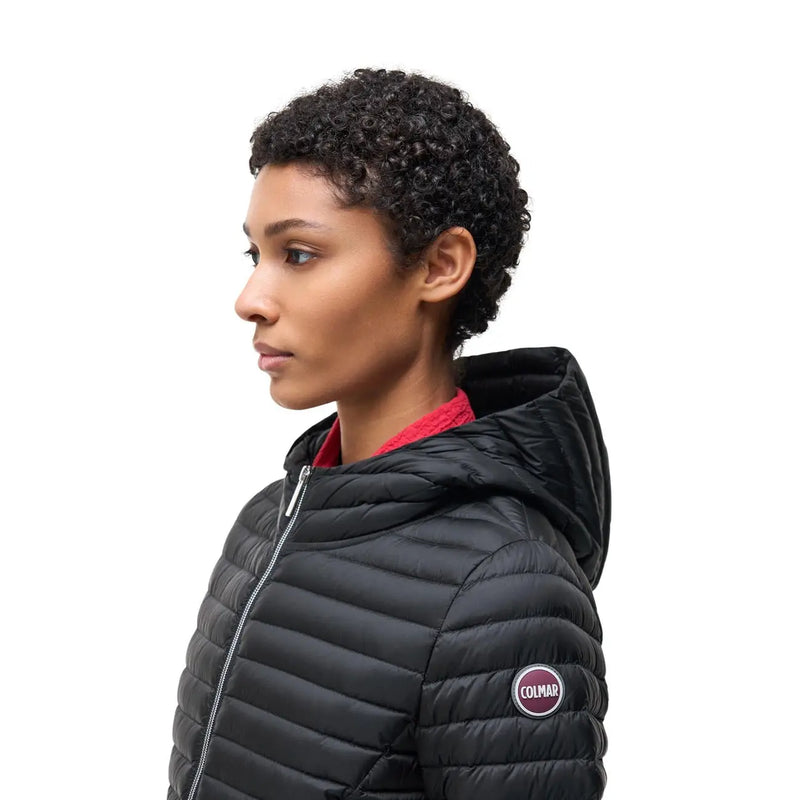 Doudoune matelassée en nylon noir Colmar Originals pour femme, avec capuche, doublure intérieure rouge et logo de la marque sur la manche.