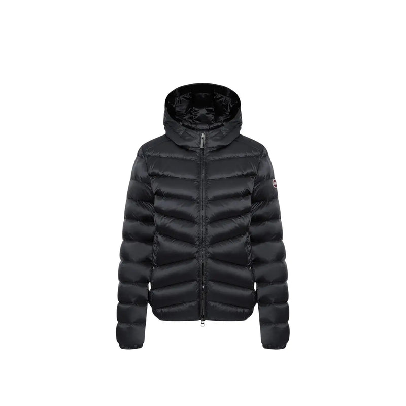 Veste matelassée noire à capuche pour femme Colmar Originals, avec une enveloppe extérieure brillante et imperméable et un logo discret sur la manche.