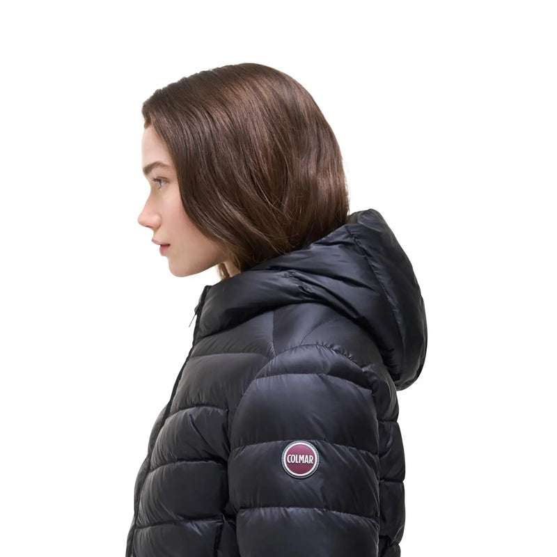Doudoune noire matelassée à capuche pour femme de Colmar Originals avec écusson logo circulaire sur la manche supérieure gauche