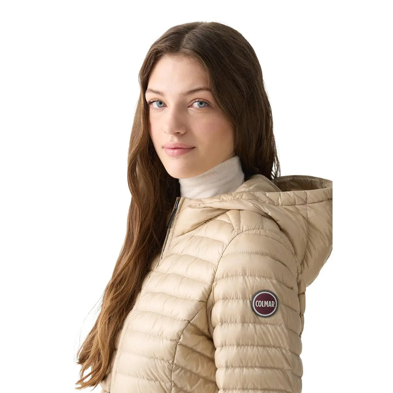 Doudoune matelassée beige à capuche en nylon avec un écusson rond Colmar sur la manche pour femme