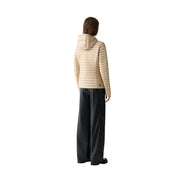Doudoune matelassée beige en nylon avec capuche et logo discret dans le bas du dos, présentée de dos par Colmar Originals pour femme