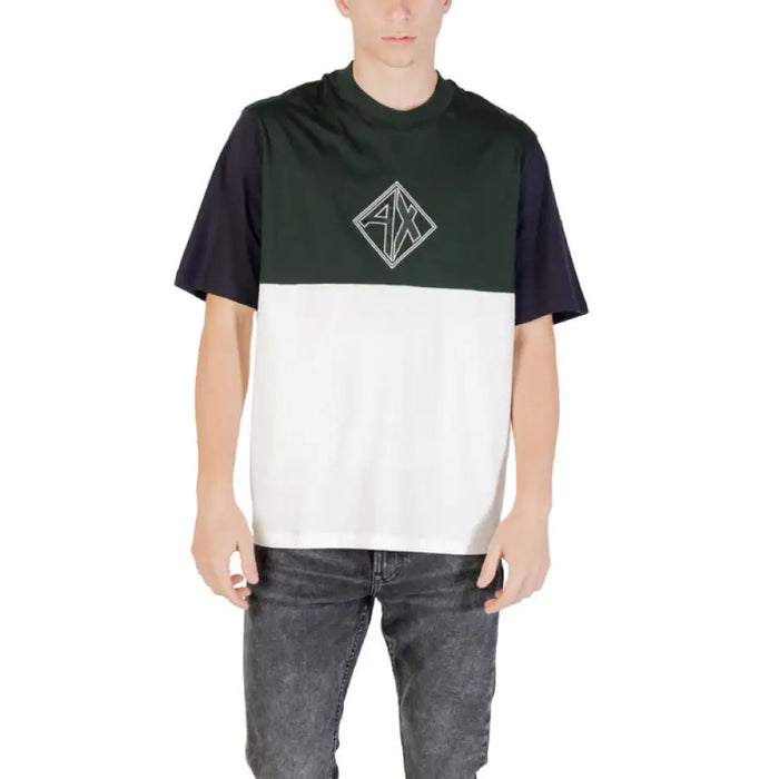 Color-blocked short-sleeve T-shirt with logo display for casual and fashion-forward wear