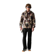 Un homme portant un Columbia Sweat à capuche homme en polaire marron avec motifs géométriques en polyester dans des tons naturels et des touches de rose et de vert