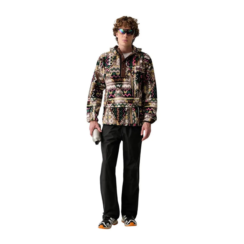 Un homme portant un Columbia Sweat à capuche homme en polaire marron avec motifs géométriques en polyester dans des tons naturels et des touches de rose et de vert
