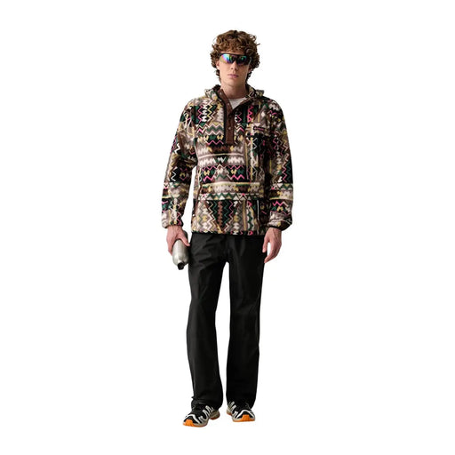 Un homme portant un Columbia Sweat à capuche homme en polaire marron avec motifs géométriques en polyester dans des tons naturels et des touches de rose et de vert