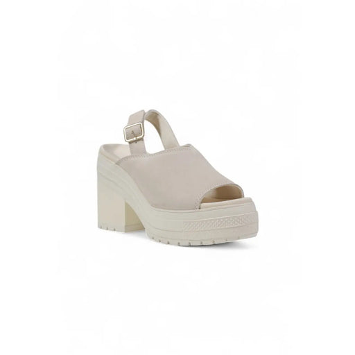 Beige Converse Sandale compensée en cuir pour femme, avec talon bloc épais et bride de cheville ajustable (vue de face)