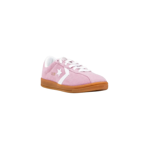Converse Baskets classiques en cuir rose pour femme, avec empiècements en daim rose, étoile et rayure blanches et semelle en caoutchouc beige.