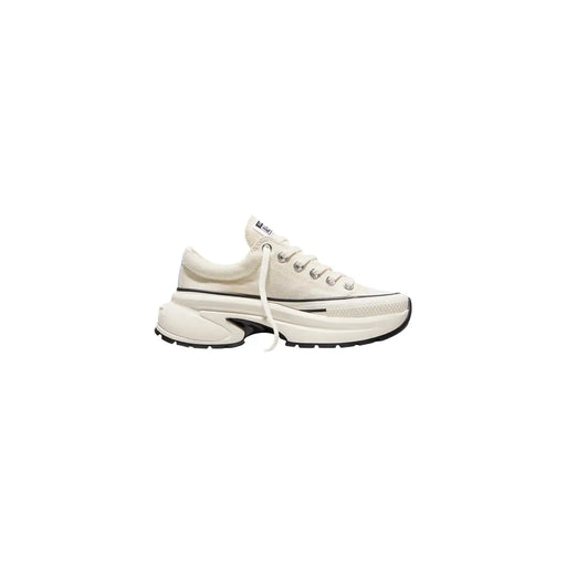 Converse Baskets en tissu blanc crème pour femmes, à enfiler, avec semelle épaisse en caoutchouc blanc et détails noirs.