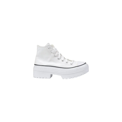 Converse Baskets Chuck Taylor blanches pour femmes, en tissu, avec semelle plateforme épaisse et surpiqûres noires sur le bout.
