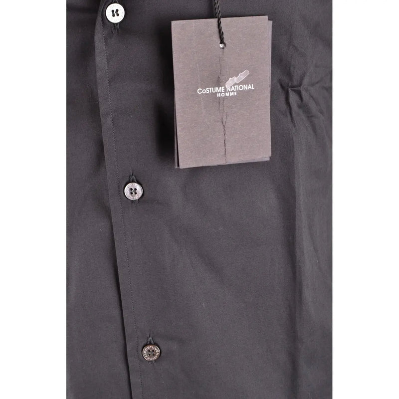 Chemise habillée pour homme Costume National en coton gris foncé à manches longues, avec boutons argentés et étiquette de marque visible.