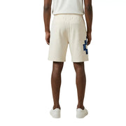 Short en coton County of Milan pour homme, couleur crème, avec croix bleue patchwork sur la jambe gauche, vue de face