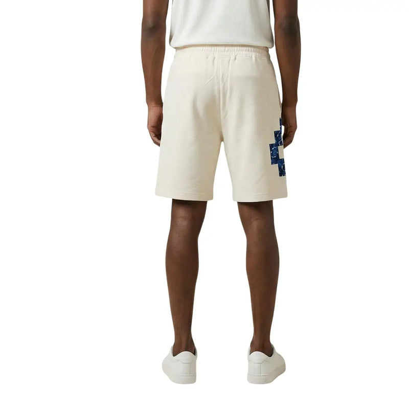 Short en coton County of Milan pour homme, couleur crème, avec croix bleue patchwork sur la jambe gauche, vue de face