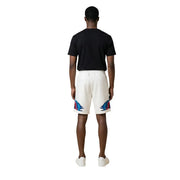 Short en coton blanc pour homme, de la marque County of Milan, orné de motifs d'oiseaux bleus et violets sur le bas des jambes (vue de face).