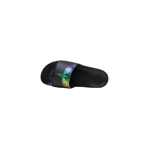 Sandales à enfiler County of Milan pour homme, noires et synthétiques, ornées d'un motif de plumes aux reflets arc-en-ciel sur la bride.