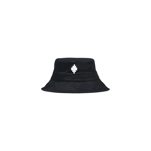Bob en coton noir de la marque County of Milan, orné d'un logo en forme de croix blanche pixélisée, accessoire idéal pour le printemps-été