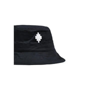 Bob en coton noir de la marque County of Milan orné d'un emblème en forme de croix blanche pixélisée, accessoire printemps-été
