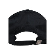Casquette homme noire du comté de Milan en mélange de coton, ornée d'un texte brodé et d'une boucle en métal argenté sur la sangle réglable à l'arrière.