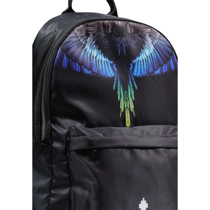 Sac à dos homme en nylon noir du comté de Milan, orné d'un motif d'ailes irisé bleu et vert vif, mesurant 38 x 42 x 15 cm.