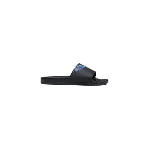 Sandales à enfiler noires en matière synthétique pour homme, de la marque County of Milan, ornées d'un motif d'ailes bleu et violet vif sur la bride.