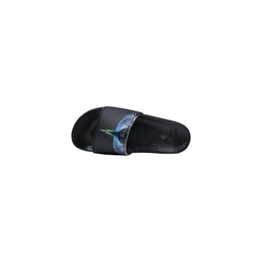 Pantoufles pour homme County of Milan en matière synthétique noire, ornées d'un imprimé de plumes bleu et vert éclatant sur la bride.