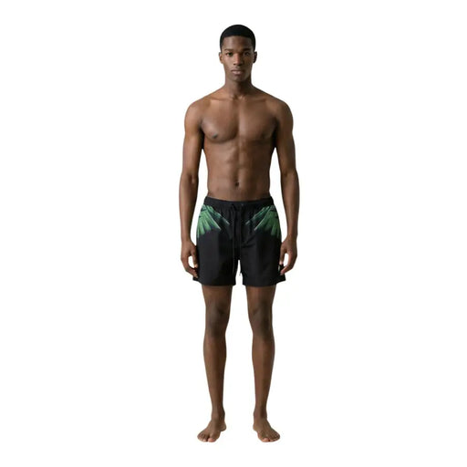 Short de bain homme County of Milan en polyester noir avec imprimé de feuilles de palmier vert vif sur les côtés