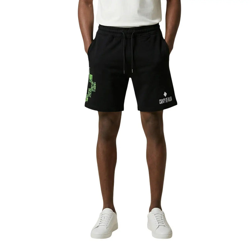Short County of Milan pour homme en coton noir avec croix verte pixélisée et logo blanc, vue de face