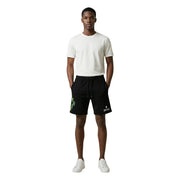 Short County Of Milan pour homme, noir, avec motif pixelisé vert fluo et logo blanc, vue de face