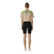 Comté de Milan, femme, beige, coton, col rond t-shirt avec un motif d'aile vert et blanc éclatant sur les épaules