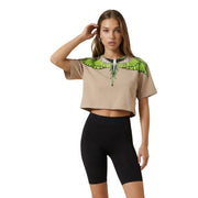 Comté de Milan femme beige coton court t-shirt avec un motif d'ailes vert et blanc éclatant sur les épaules
