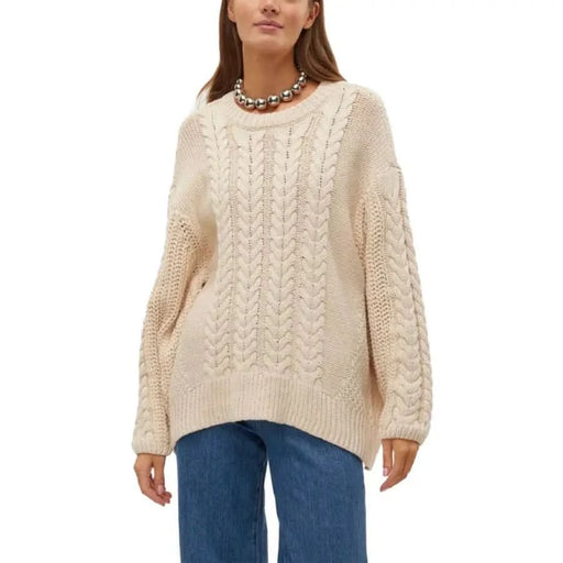 Cream-colored cable knit sweater by Vero Moda with round neck for women’s fashion