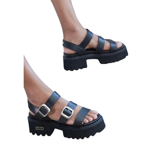 Sandales compensées en cuir noir avec brides à boucle argentée et semelle épaisse texturée de la collection Cult Women